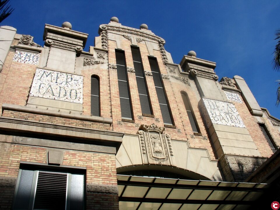 El Ayuntamiento niega tajantemente que se permita el botellón en una zona acotada de la plaza del Mercado Central