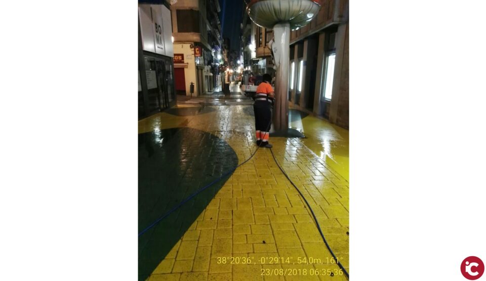 La Concejalía de Limpieza activa una actuación extraordinaria de limpieza en la calle San Francisco