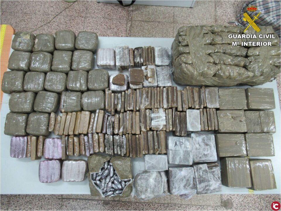 La Guardia Civil detiene en San Vicente a un conductor con 55 kilos de hachís en el maletero