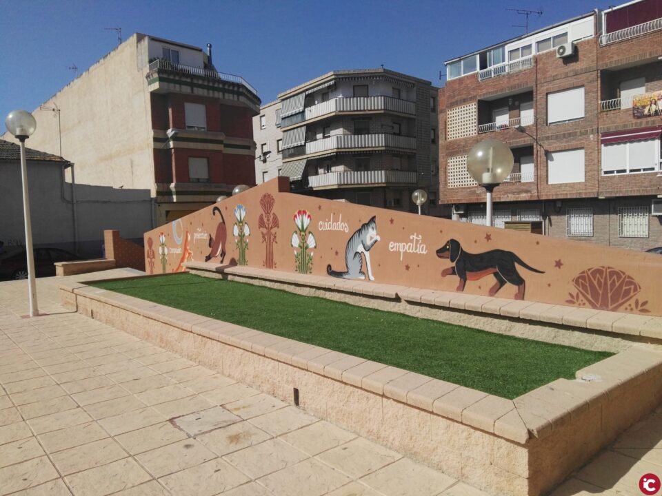 El Ayuntamiento inaugura un mural artístico sobre la protección animal