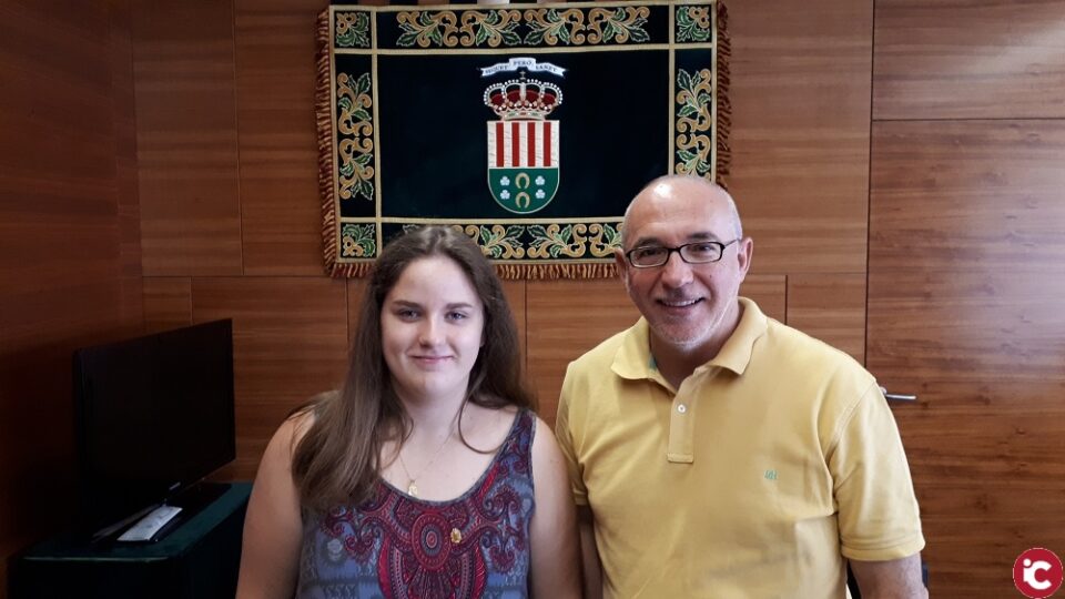 Una estudiante Sanvicentera becada por el AMPA del IES SAN VICENTE en una iniciativa junto a la dirección del instituto