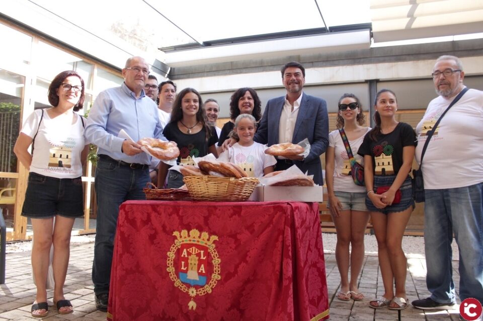 El alcalde Luis Barcala valora la conservación y recuperación de las tradiciones al recibir el panquemao de la Mayordomía del Raval Roig