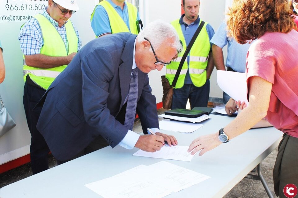 Hoy ha tenido lugar la firma del acta de replanteo e inicio de obra para la construcción del nuevo Centro de Salud Integrado de Aspe