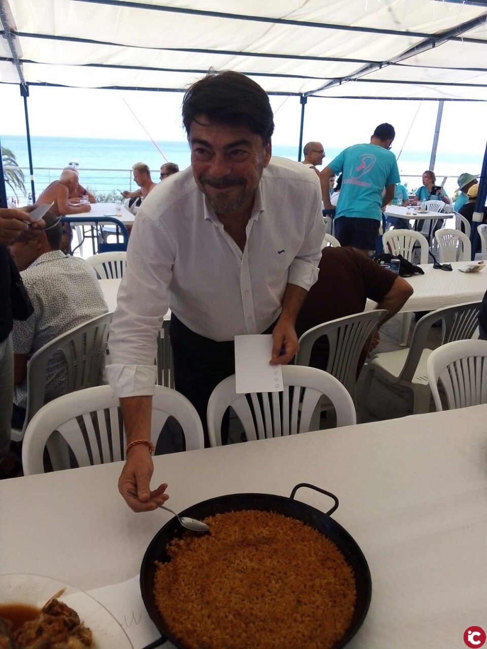 El alcalde Luis Barcala participa como jurado en el concurso de caldero del Raval Roig