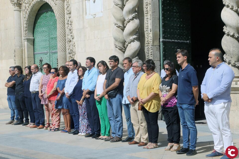 El Ayuntamiento de Alicante realiza un minuto de silencio para condenar la violencia de género