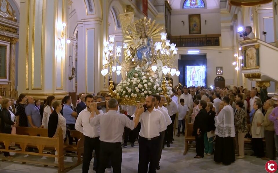 Trasllat en processó de la imatge de la Divina Aurora