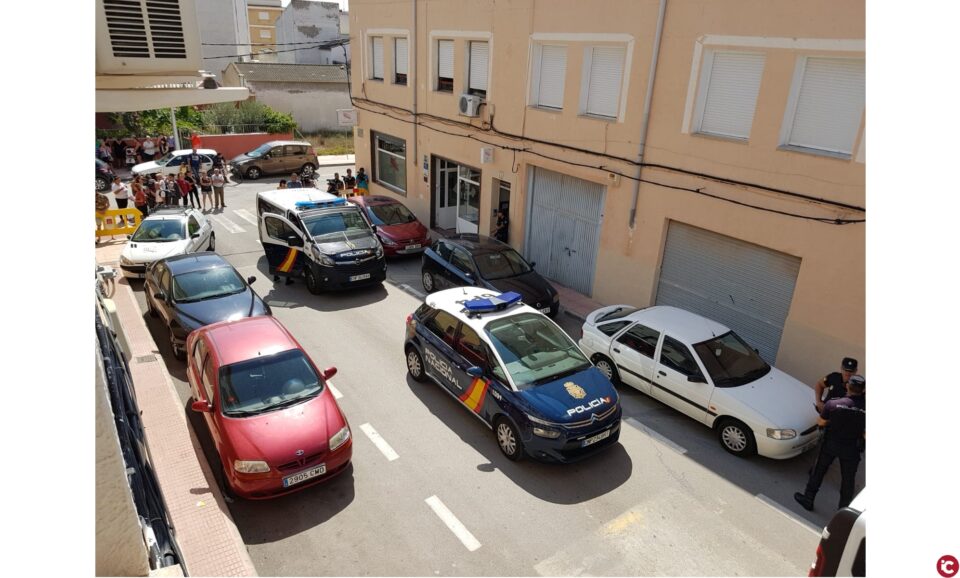 La viuda negra de Sax acude al registro de su casa