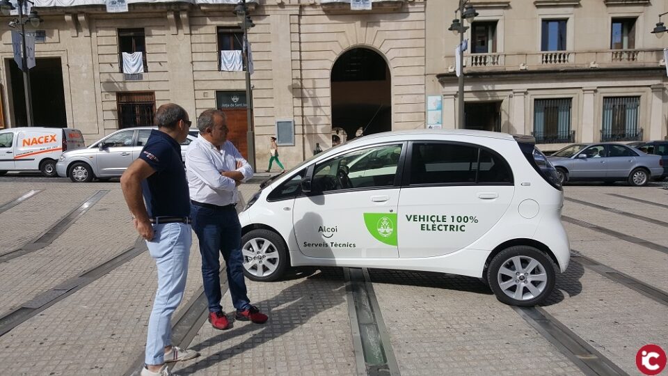 Presentació dels dos cotxes elèctrics que ha adquirit l'ajuntament per a la Brigada d'Obres