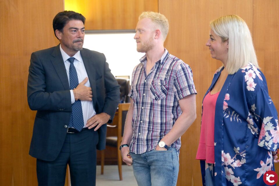 El alcalde de Alicante recibe al medallista de oro alicantino del campeonato Europeo de Atletismo Adaptado