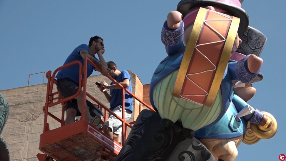 Los eldenses se echan a las calles para disfrutar la plantà