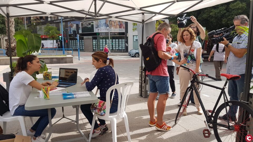 El Ayuntamiento inicia la Semana de la Movilidad con la reparación y registro de las bicis gratis de los alicantinos para ser localizadas por la policía en caso de robo a través del 'biciregistro'