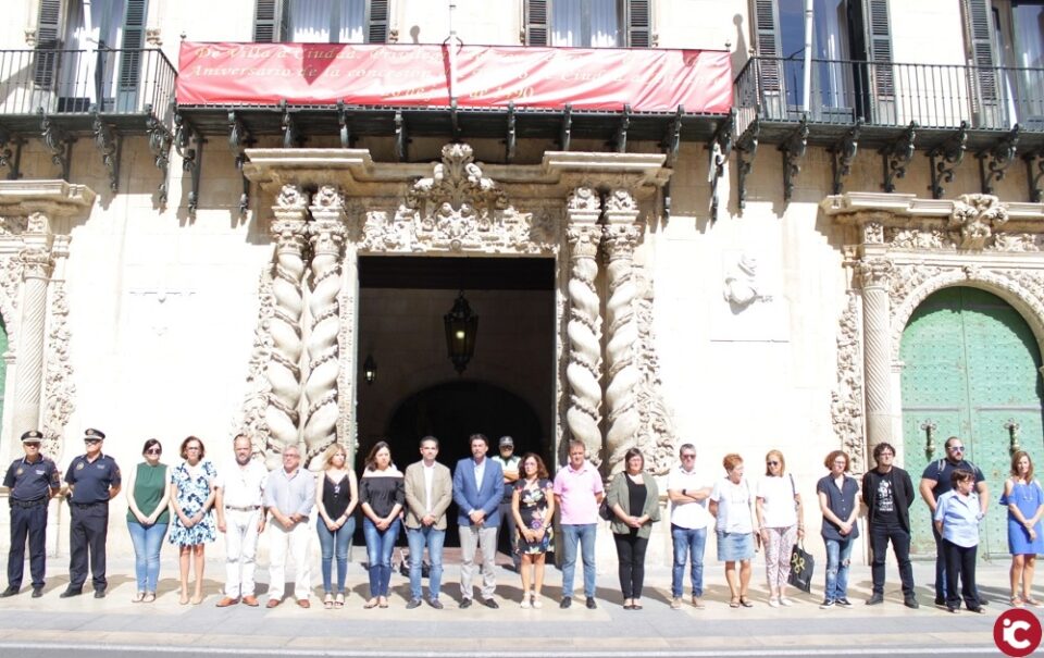 El Ayuntamiento de Alicante guarda un minuto de silencio en repulsa por el fallecimiento del niño de dos años víctima presuntamente de malos tratos