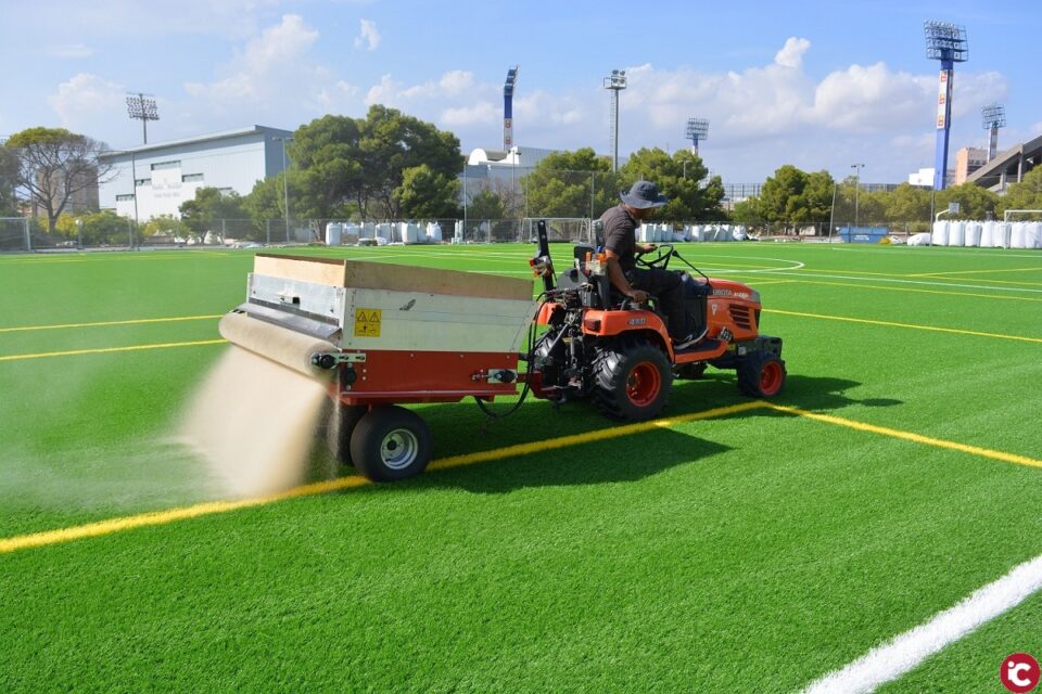 Deportes renueva con 13.000 m2 de césped los campos de Cabo Huertas