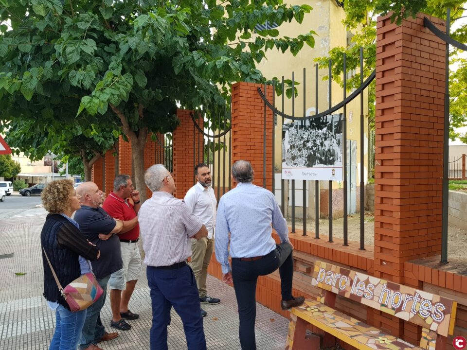Gran acogida de la exposición de fotografías al aire libre sobre las Fiestas de Ibi