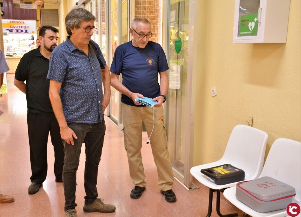 Los mercados municipales de Elda se equipan con desfibriladores de última generación