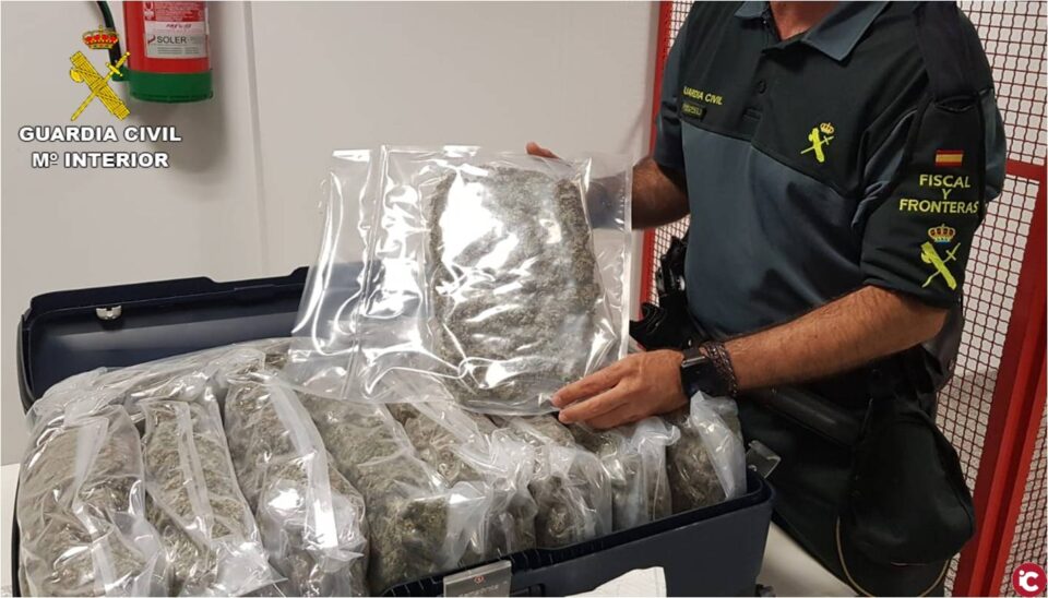 La Guardia Civil detiene a dos pasajeros en el aeropuerto de Alicante-Elche con 23 kilos de marihuana en sus maletas