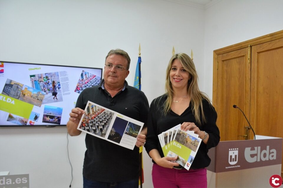 El Ayuntamiento presenta el folleto turístico Elda ciudad de contrastes y otorga el carnet de embajador de Elda a Juan Justamante