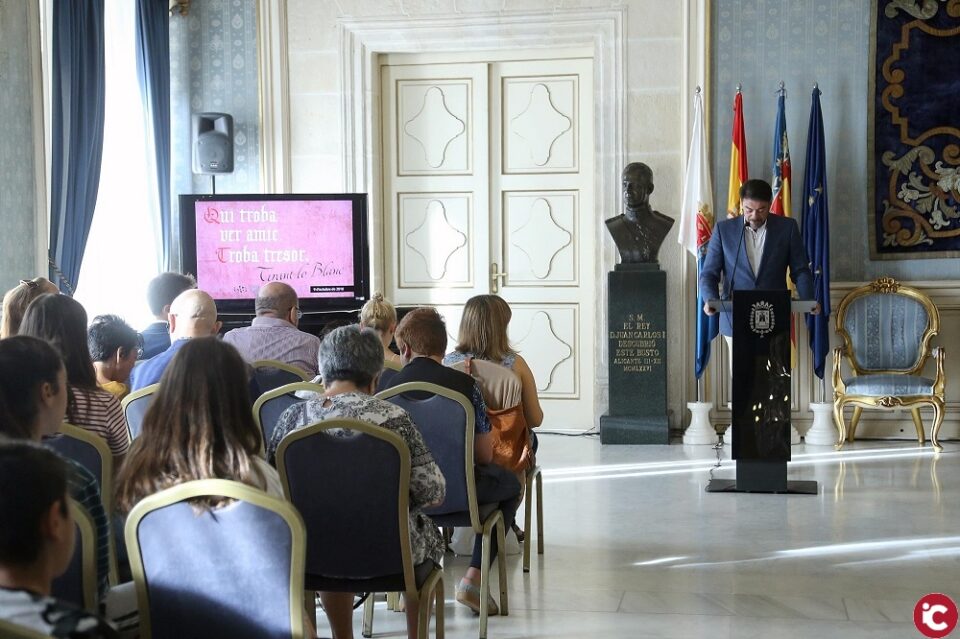 El alcalde de Alicante abre la lectura conjunta del Tirant Lo Blanc en el Salón Azul del Ayuntamiento de Alicante