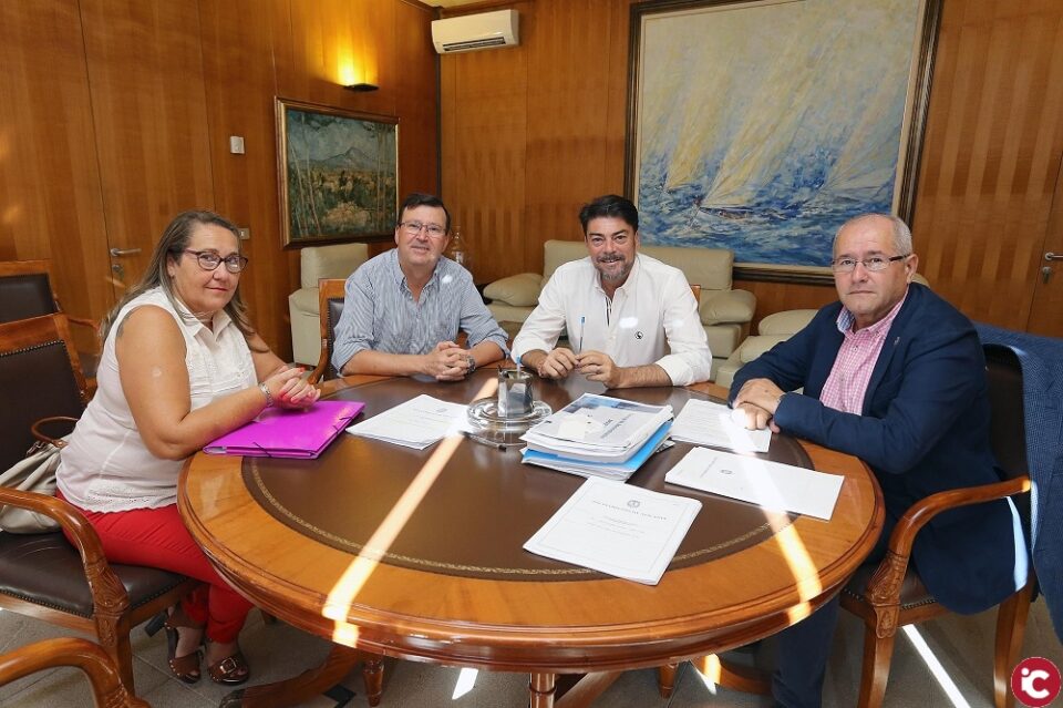 El alcalde Luis Barcala recibe al presidente de la Federación de Asociaciones Festeras en Barrios de Alicante (FAFBA)