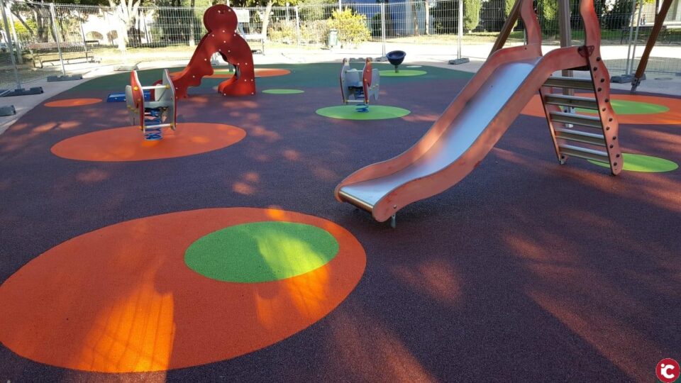 El Ayuntamiento de Alicante renueva los pavimentos y juegos en seis parques infantiles e inicia la instalación de tres áreas de aparatos biosaludables