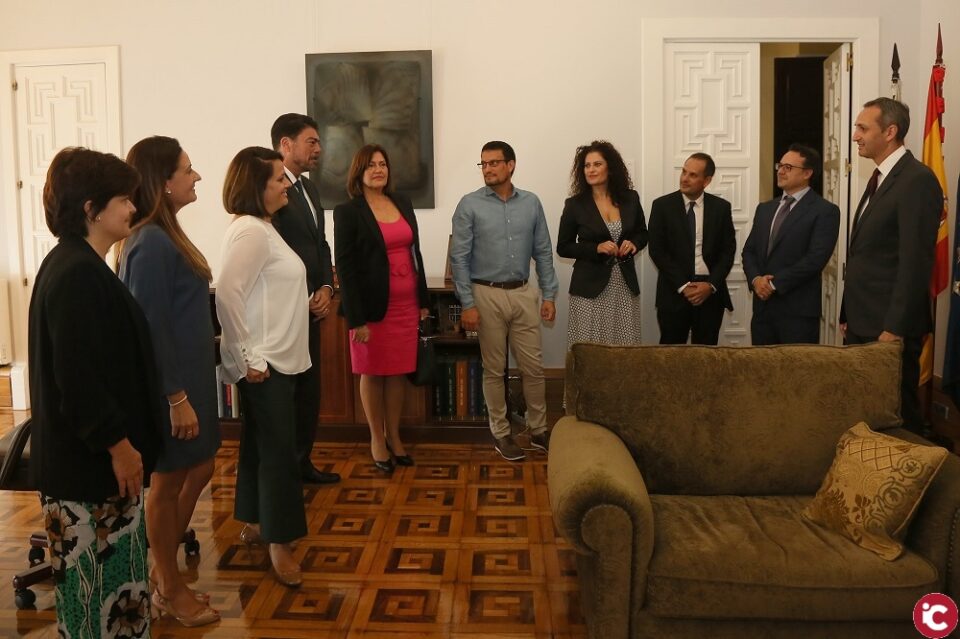 La Diputación de Alicante concede la Medalla de Oro de la Provincia a Luisa Pastor y Antonio Fernández Valenzuela