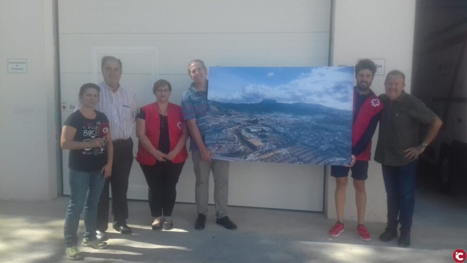 Donación a Cruz Roja Petrer de una foto aérea de Juanmi