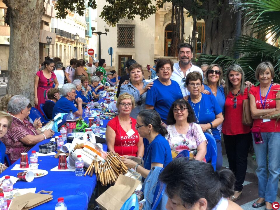 ¡XV Encuentro de Encajeras y Bolilleras Ciudad de Alicante que se celebra en la Plaza de Gabriel Miró