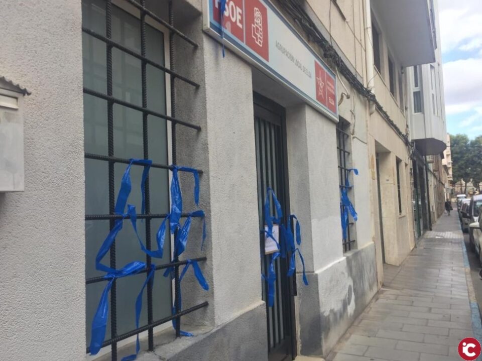 La sede de los socialistas eldenses amanece llena de lazos azules