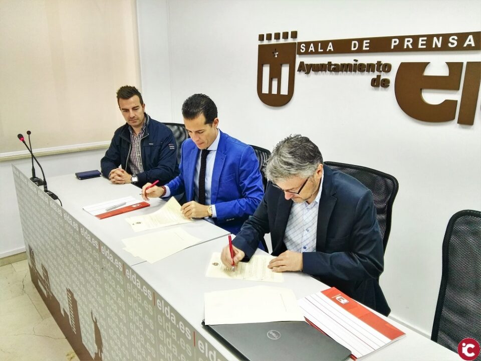 El Ayuntamiento firma un convenio con el Centro Excursionista Eldense para otorgarle una subvención de 20.000 euros