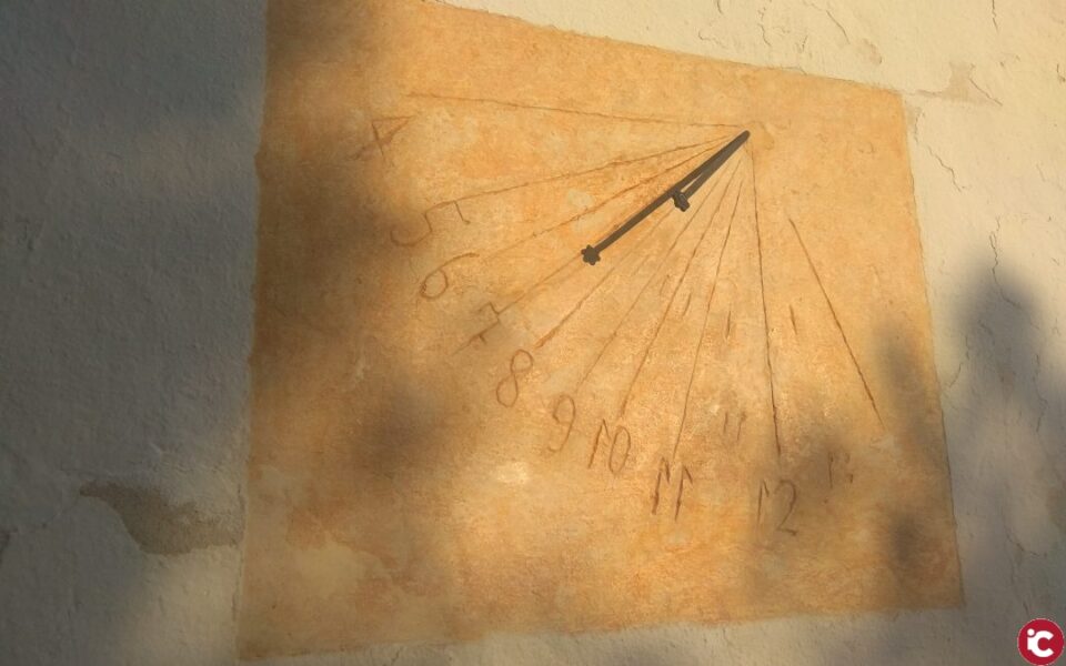 Presentación del reloj de sol restaurado en la Sierra Salinas