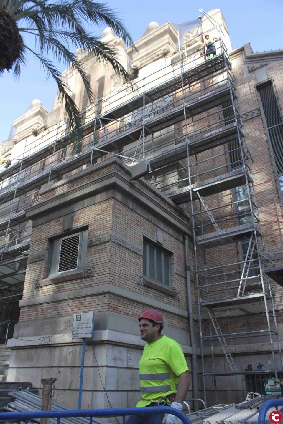 El Ayuntamiento inicia las obras de rehabilitación en la fachada del Mercado Central