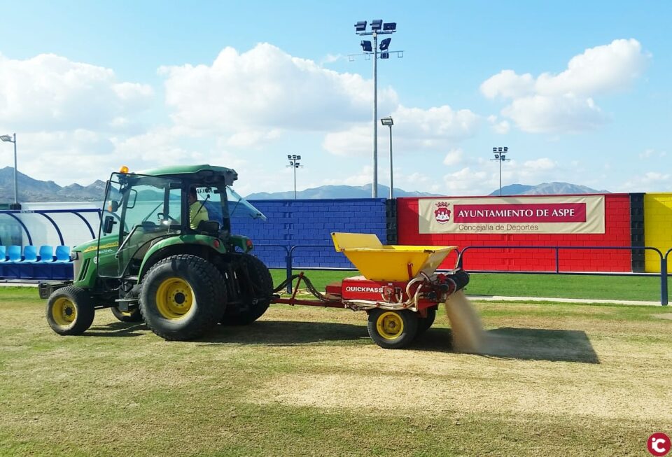 La concejalía de deportes resiembra el campo de fútbol municipal Las Fuentes