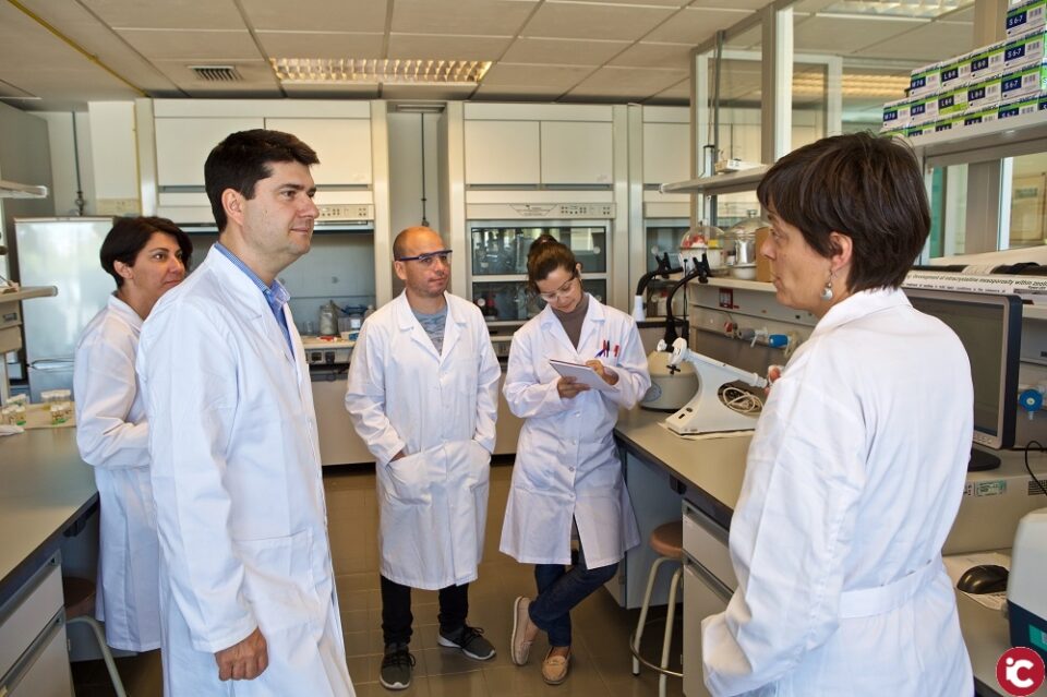 Un equip d'investigadors espanyols desenvolupa arena que produeix llum blanca semblant a la del Sol