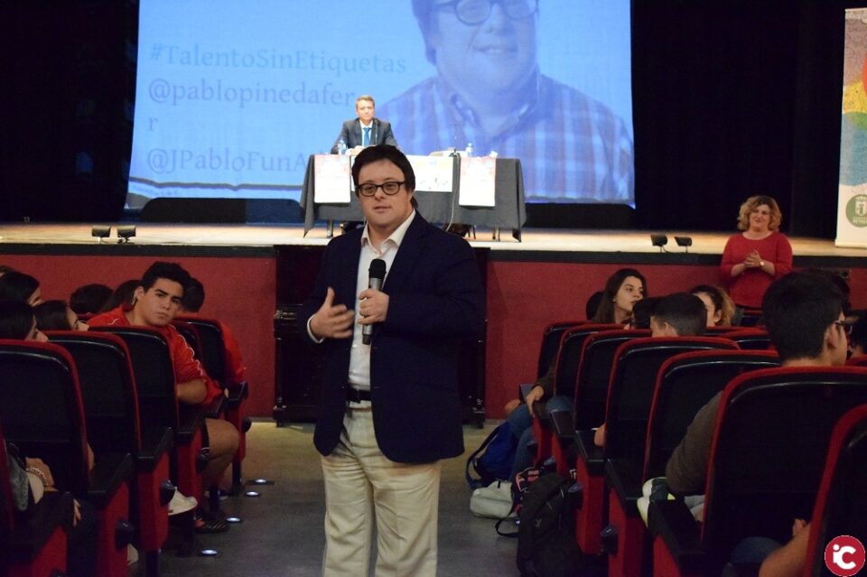 El Teatro Cervantes reúne a 500 estudiantes de secundaria para escuchar el testimonio de Pablo Pineda