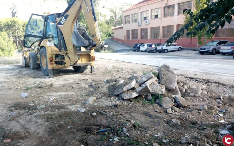 El Ayuntamiento remodela la zona de contenedores frente a la empresa CLR