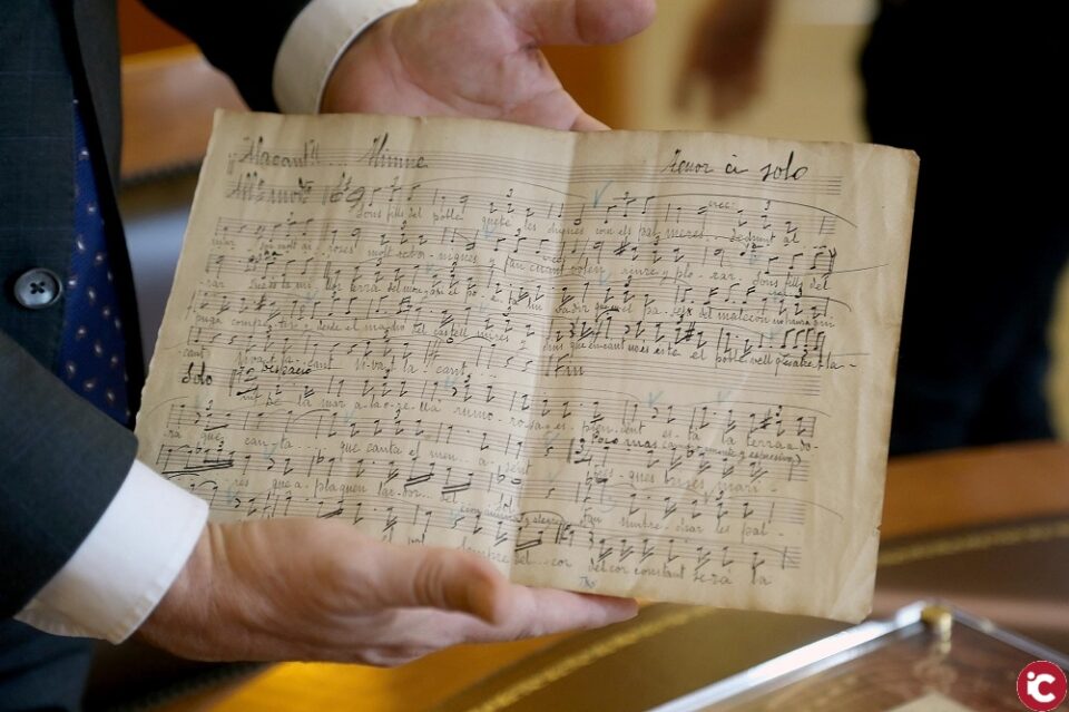 El Alcalde recibe el facsímil de la partitura manuscrita del Himno de Alicante de manos del bisnieto de su compositor