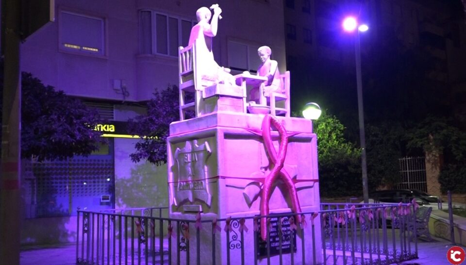 El monumento de la plaza Zapatero se iluminó contra el Cáncer de Mama