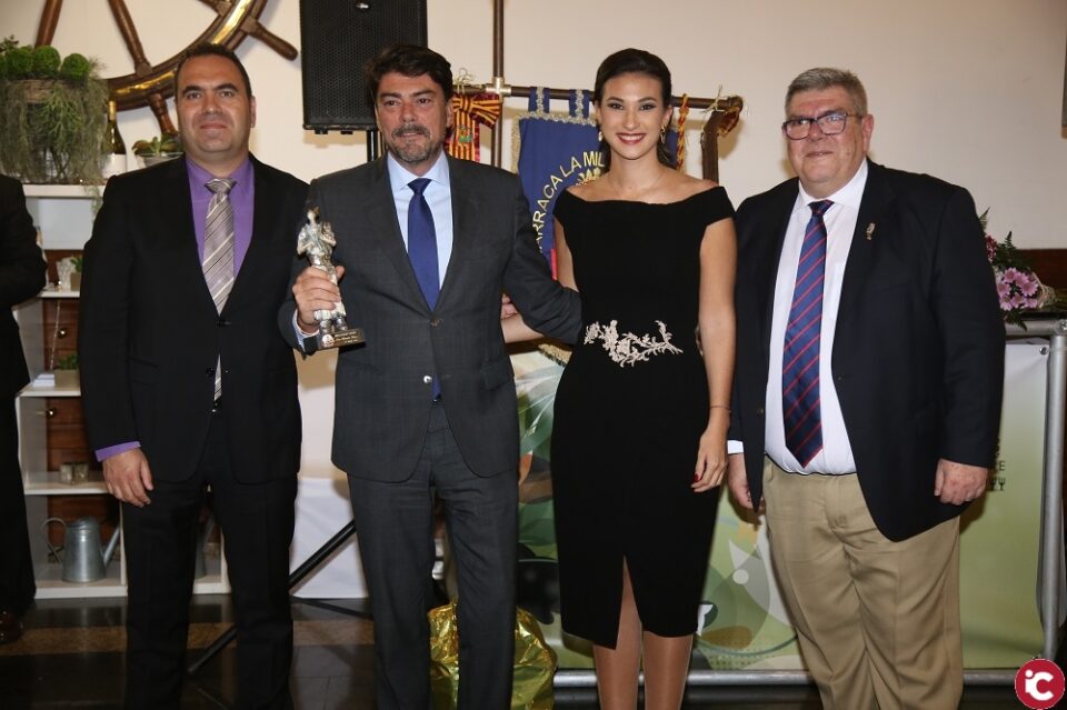 El alcalde de Alicante recibe la distinción El Milloret del año que concede la barraca La Millor de Totes