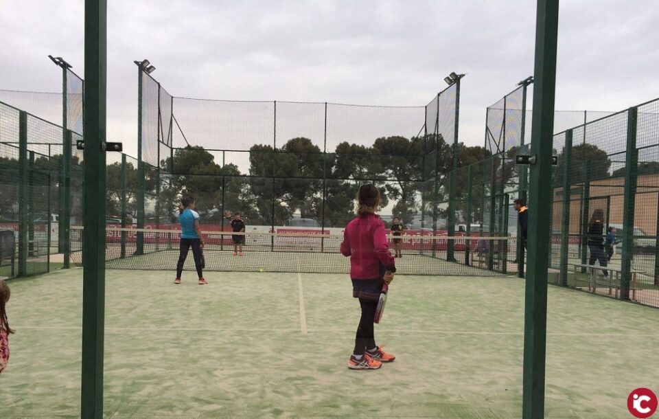 Las pistas municipales de aspe acogen el primer circuito de pádel para menores