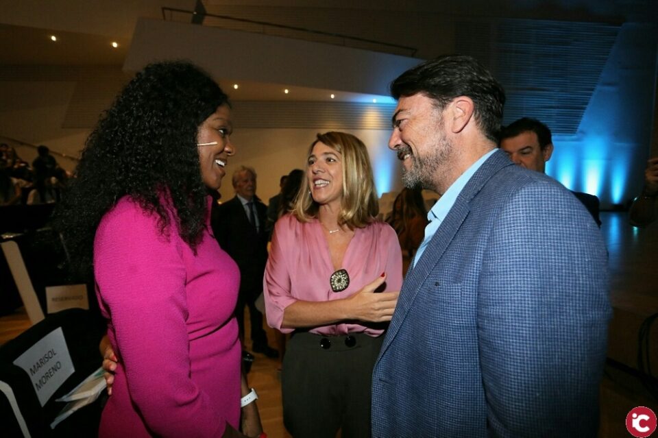 El alcalde Luis Barcala valora a Nuria Oliver y Njideka Harry como referentes mundiales en ciencia y tecnología al inaugurar el Encuentro Girls4Tech