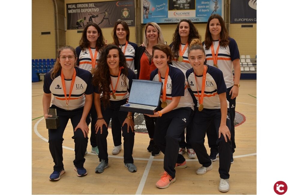 La concejal Marisa Gayo aplaude los méritos del equipo femenino de fútbol sala de la UA que se alzó con el Campeonato de Europa