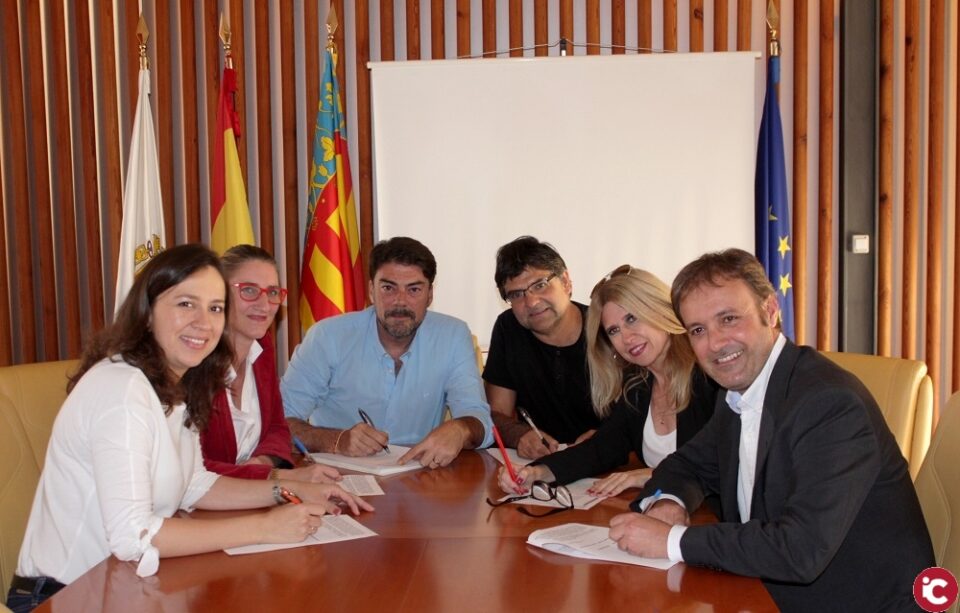 Todos los grupos municipales se unen en una declaración institucional contra la construcción de nuevos depósitos de combustible en el Puerto de Alicante