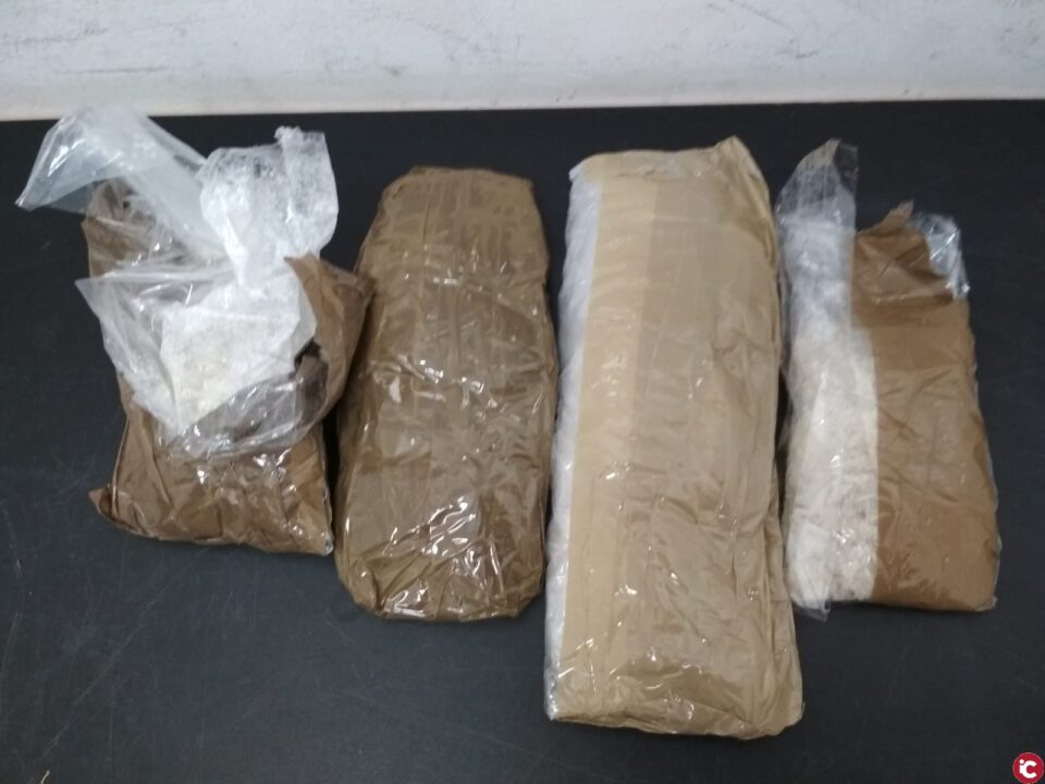 La Unidad Canina de la Policía Local de Alicante detiene a una mujer de 42 años en la estación de autobuses con más de 372 gramos de cocaína ocultos en el interior de una faja y en una mochila