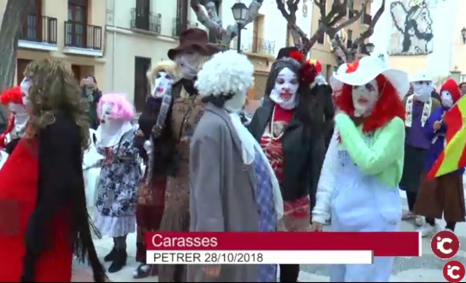 La tradicionales Carasses recorren las calles de Petrer