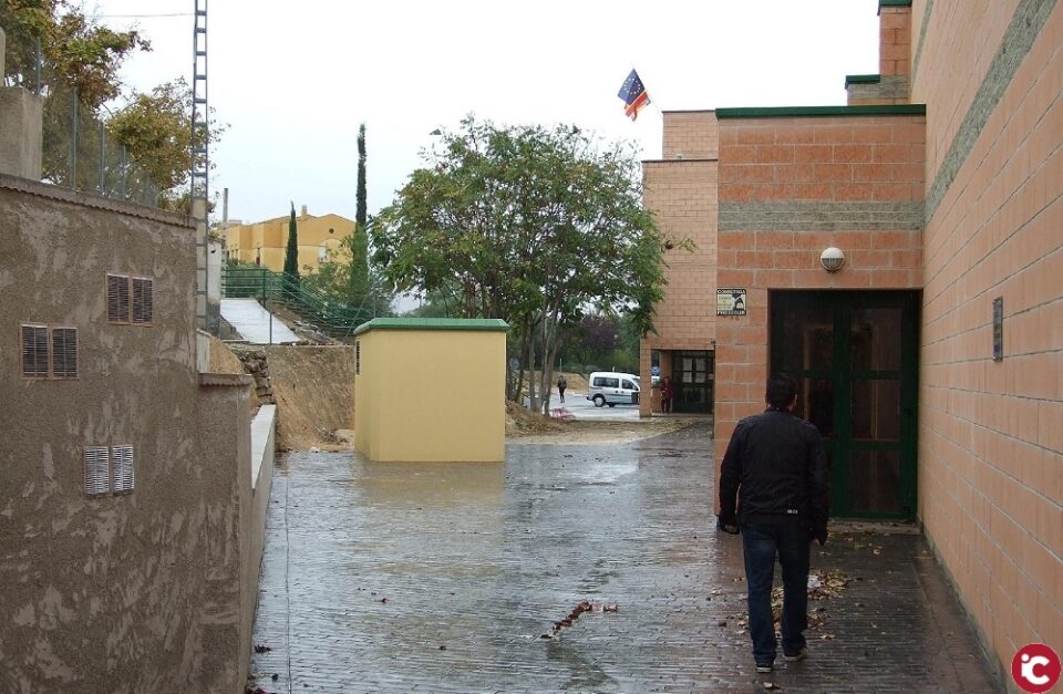 Mejora la accesibilidad exterior de la piscina cubierta de Aspe