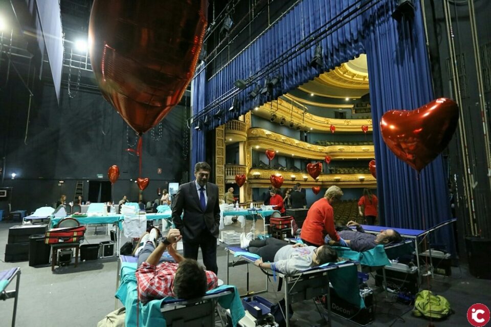 El Alcalde de Alicante participa en la II Macrodonación de Sangre en el Teatro Principal