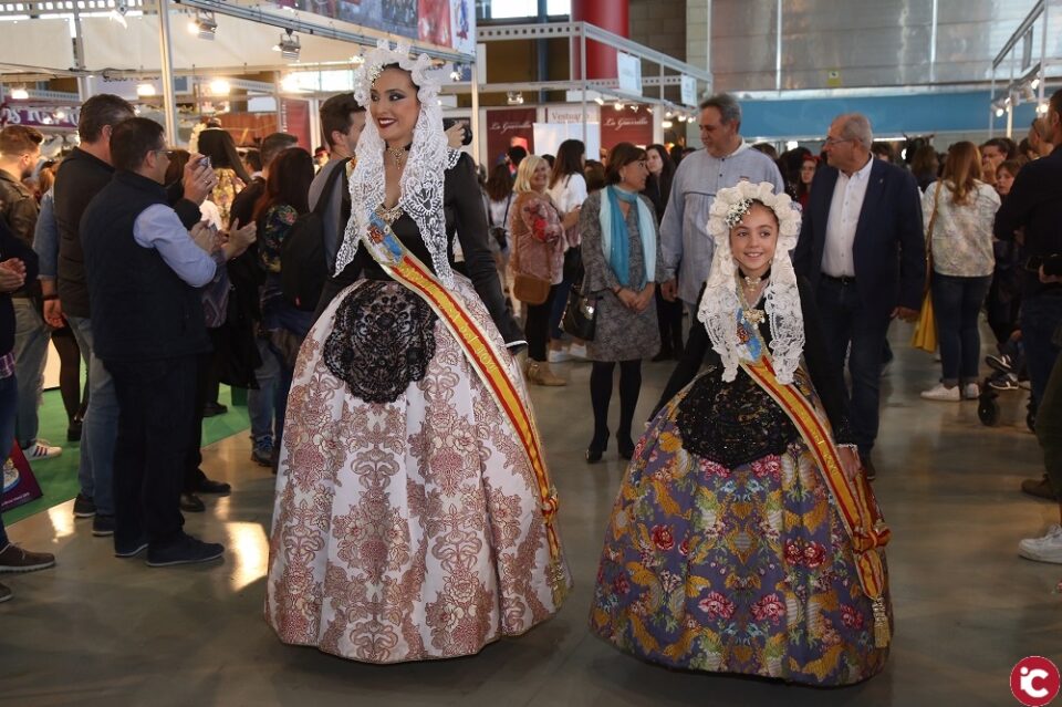 Más de trescientas Bellezas y Damas de Hogueras protagonistas del pasacalles realizado hoy en Expofiesta