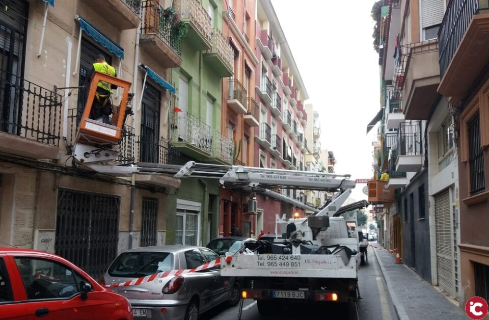 El Ayuntamiento sustituye las farolas de la avenida Benito Pérez Galdós y Poeta Carmelo Calvo por otras nuevas de doble luminaria LED dentro del programa de mejora de la eficiencia energética de la EDUSI Las Cigarreras
