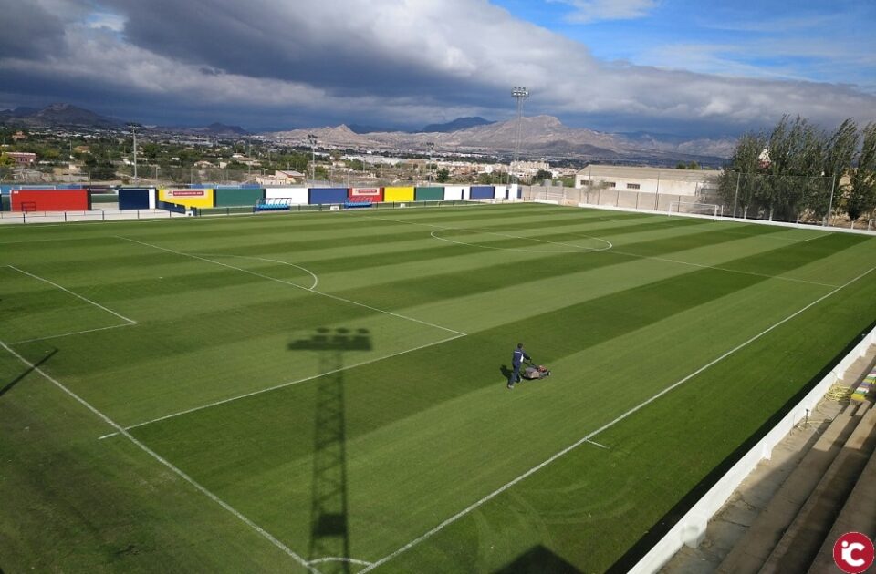 Finaliza la resiembra del campo de fútbol Las Fuentes de Aspe