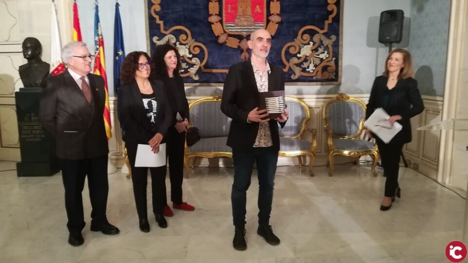 La edil de Cultura recibe al ganador del Premio Palma 2018 en el Ayuntamiento de Alicante
